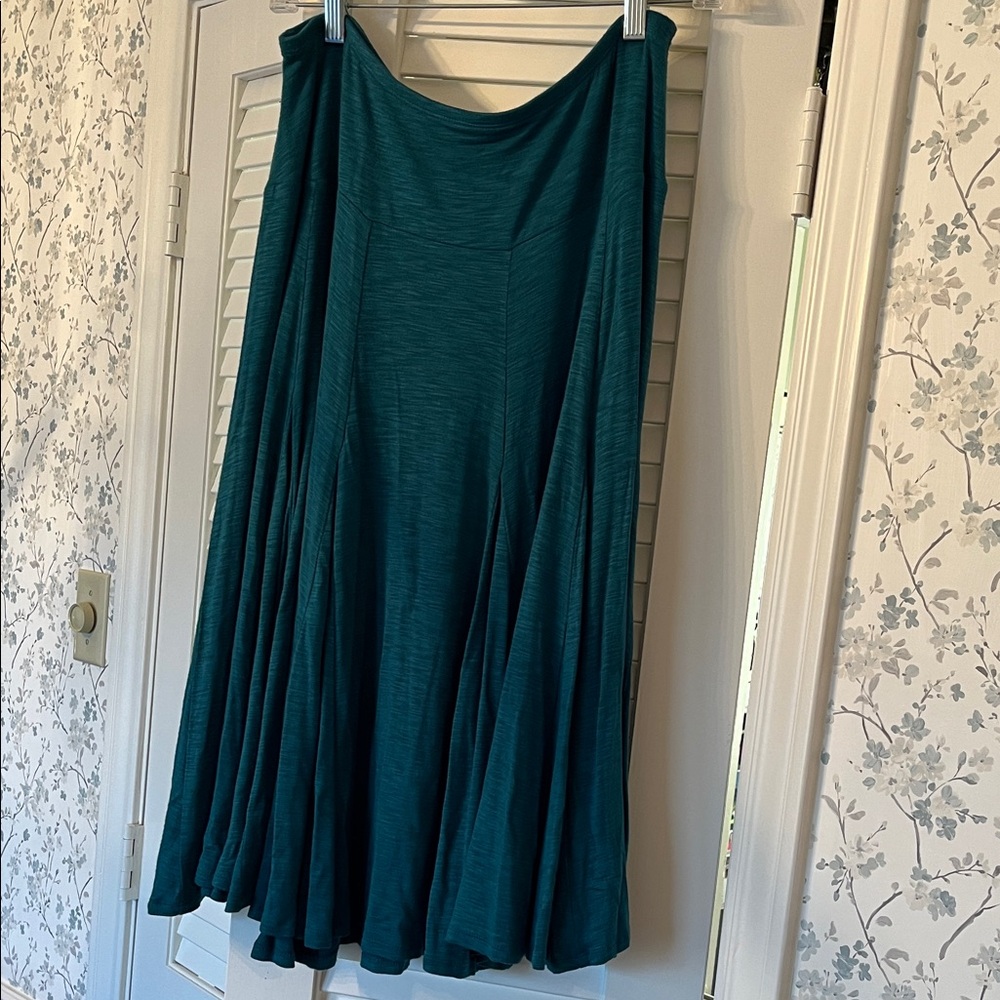 Full, gored, teal green rayon/spandex skirt, medium.